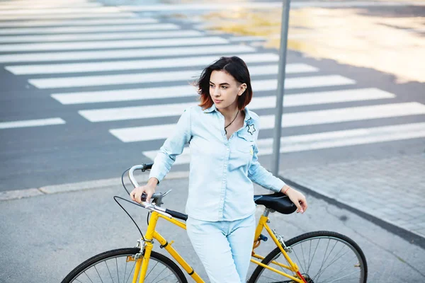 Yolda bir bisiklet ile güzel kadın