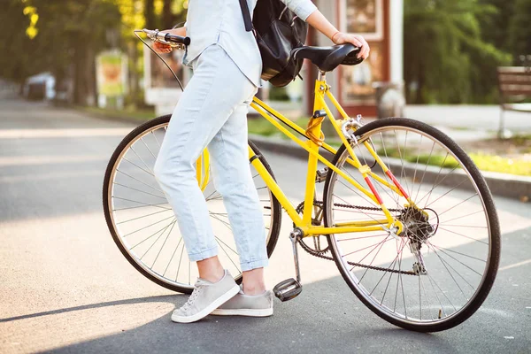 Mulher encantadora mulher com uma bicicleta — Fotografia de Stock