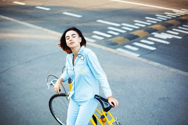 Schöne Frau mit Fahrrad unterwegs — Stockfoto