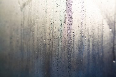 Su akıyor pencere camına düşüyor