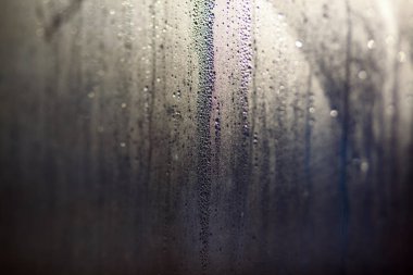 Su akıyor pencere camına düşüyor