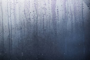 Su akıyor pencere camına düşüyor