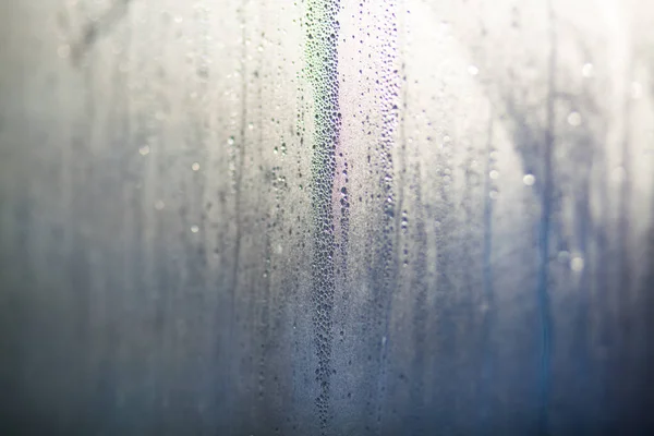 Капли воды стекают по оконному стеклу — стоковое фото