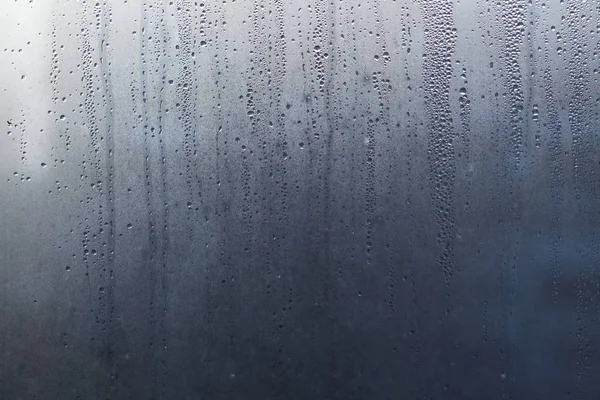 창 유리에서 방울 흐르는 물 아래 — 스톡 사진