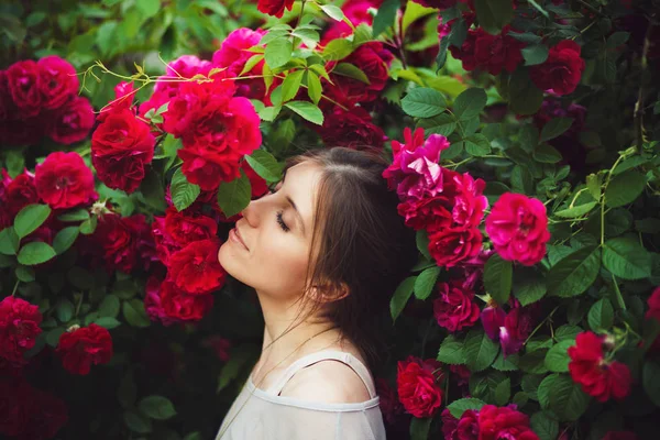 Schöne zarte Frau im Rosengarten — Stockfoto