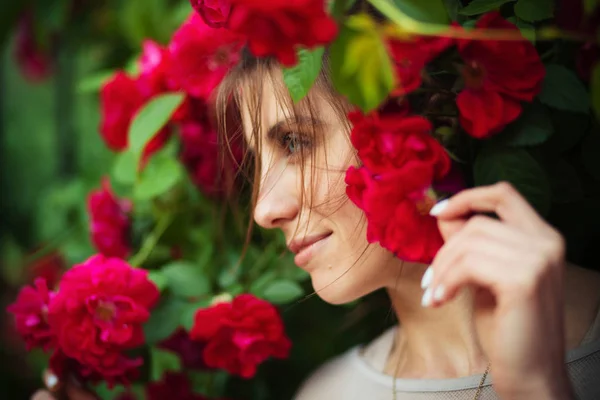 Schöne zarte Frau im Rosengarten — Stockfoto