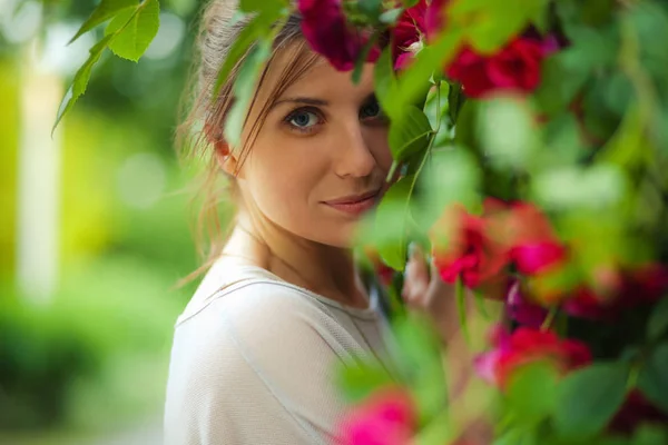 Hermosa mujer tierna en jardín de rosas — Foto de Stock