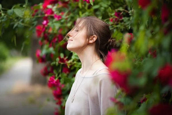 Hermosa mujer tierna en jardín de rosas — Foto de Stock