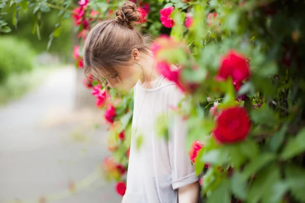 Hermosa mujer tierna en jardín de rosas — Foto de Stock