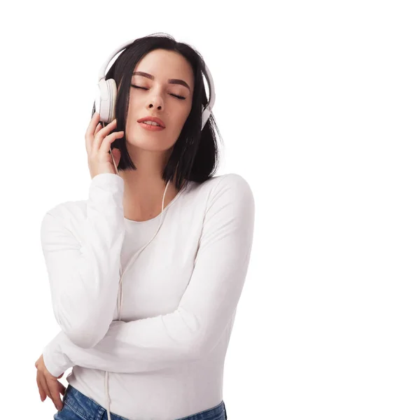 Ung vacker kvinna njuter med lyssna musik i headp — Stockfoto