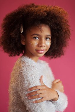 Pembe arka planda parlak makyajlı güzel bir kız.