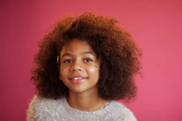 Schattig meisje met glanzende make-up tegen roze achtergrond — Stockfoto