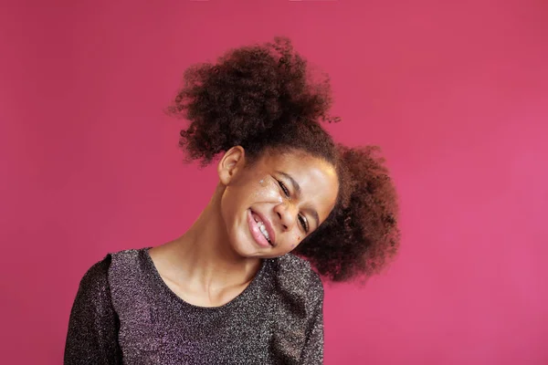 Heerlijk tiener meisje met heldere feestelijke make-up — Stockfoto