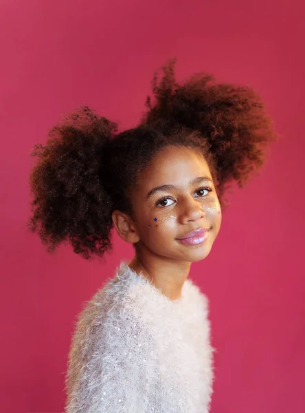 Belle adolescente avec un maquillage festif lumineux — Photo