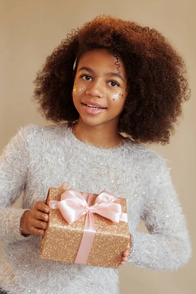 Aranyos ünnepi lány kezében egy csillogó ajándék doboz — Stock Fotó