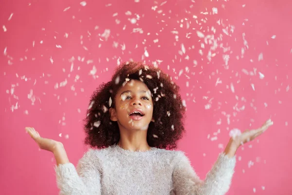 Heerlijk tiener meisje met heldere feestelijke make-up genieten van de herfst — Stockfoto