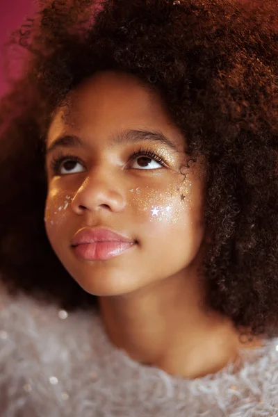 Detailní portrét roztomilé dívky s lesklou slavnostní make-up — Stock fotografie