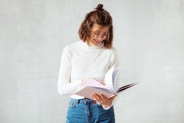 Genç, güzel, gülen kadın ve planlamacı.