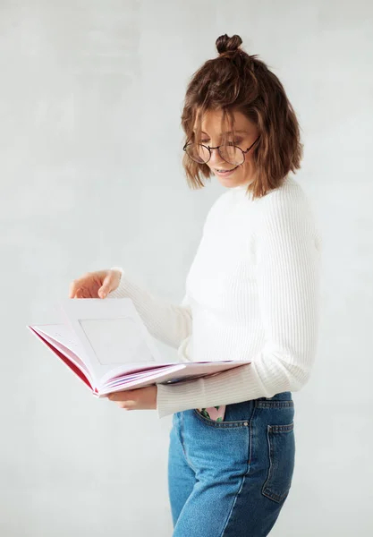 Jovem bela mulher sorridente com caderno — Fotografia de Stock