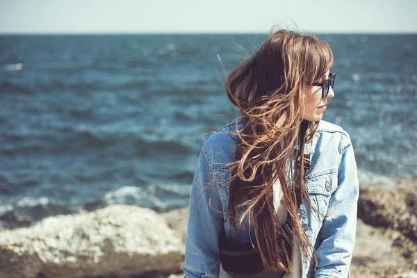 Belle femme aux cheveux volants contre la mer — Photo