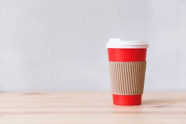 Karton kapaklı ve plastik kapaklı kırmızı kağıt bardak. 