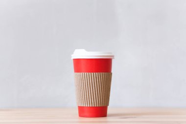 Karton kapaklı ve plastik kapaklı kırmızı kağıt bardak. 