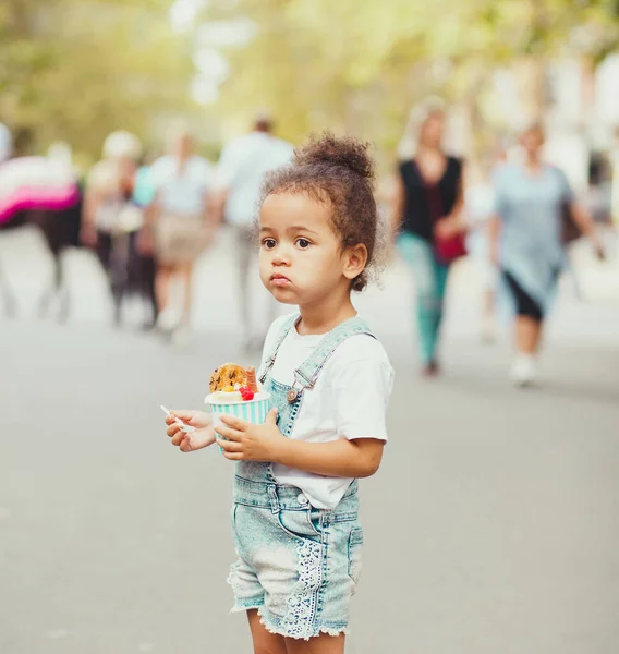 Kislány eszik fagylaltot az utcán — Stock Fotó