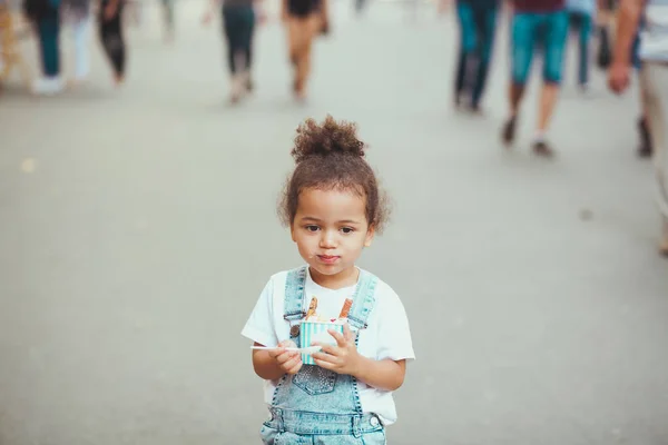 Χαριτωμένο κοριτσάκι που τρώει παγωτό στο δρόμο. — Φωτογραφία Αρχείου