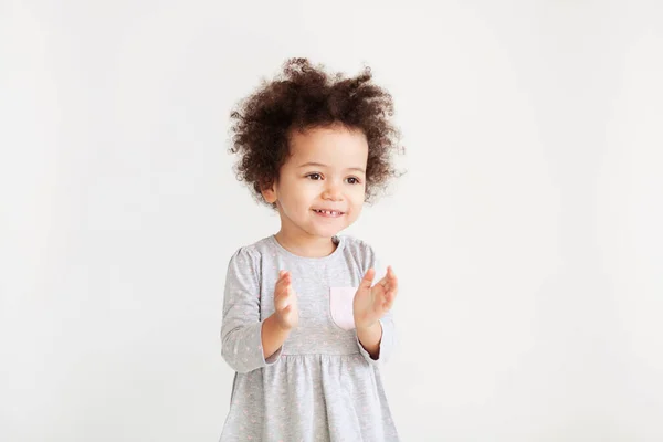 Schattig grappige klein meisje — Stockfoto
