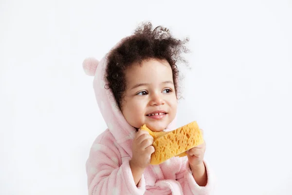 Słodkie mała dziewczyna mycie jej twarz z gąbką — Zdjęcie stockowe