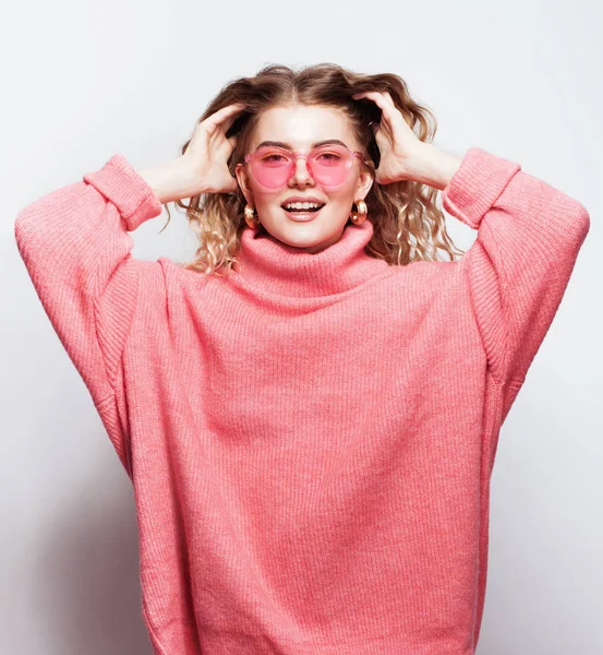 Glücklich schöne Frau in langem Pullover und rosa Sonnenbrille — Stockfoto