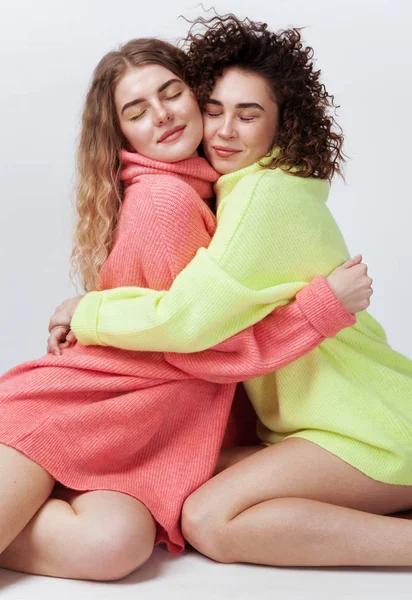 Dos jóvenes y encantadoras mujeres se abrazan —  Fotos de Stock
