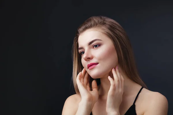 Portrait de belle dame au maquillage naturel et à la santé lisse — Photo