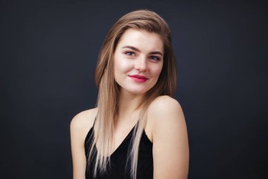 Doğal makyajı ve pürüzsüz sağlığı olan güzel bir kadının portresi.