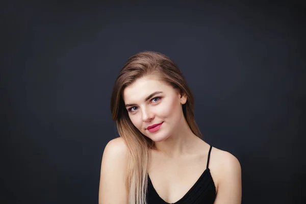 Porträt der schönen Dame mit natürlichem Make-up und glatter Gesundheit — Stockfoto