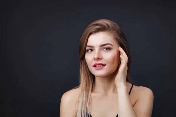 Portrait de belle dame au maquillage naturel et à la santé lisse — Photo