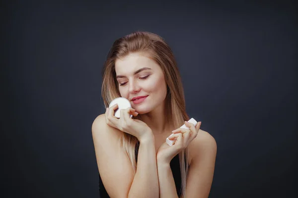 Härlig kvinna med naturliga smink hålla burkar med skönhetsprodukter — Stockfoto