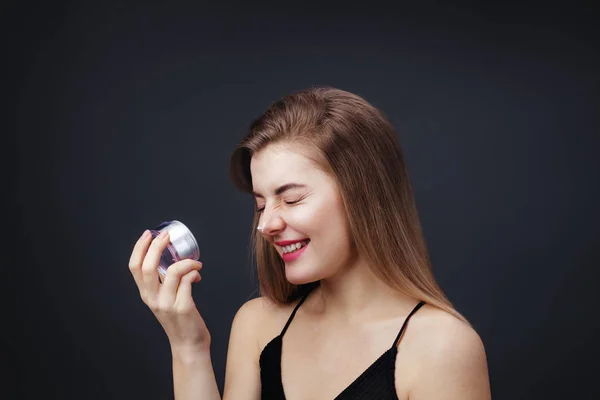 Mooie vrouw met gladde gezonde huid hebben plezier met dagelijkse beau — Stockfoto