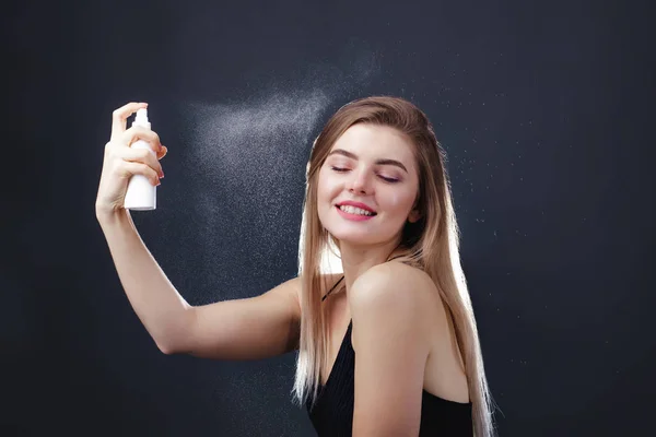 Mulher bonita refrescando seu rosto com água termal — Fotografia de Stock