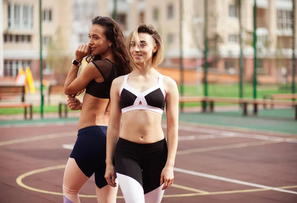 Dos Hermosas Mujeres Deportivas Está Haciendo Ejercicio Aire Libre —  Fotos de Stock