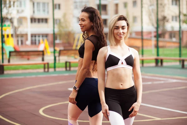 Dos Hermosas Mujeres Deportivas Está Haciendo Ejercicio Aire Libre — Foto de Stock