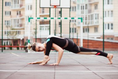 Güzel sportif kadın açık havada çalışıyor