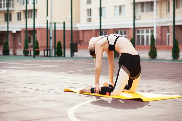 Mooie Sportieve Vrouw Traint Buiten Yoga Asana Kamelenhouding — Stockfoto