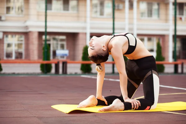 Mooie Sportieve Vrouw Traint Buiten Yoga Asana Kamelenhouding — Stockfoto