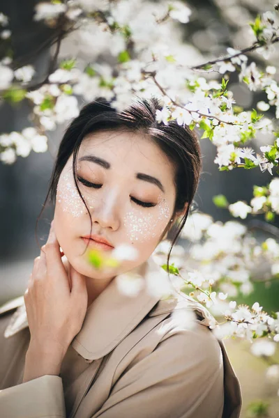 Außenporträt Einer Schönen Frau Mit Glänzendem Make Umgeben Von Kirschblüten — Stockfoto