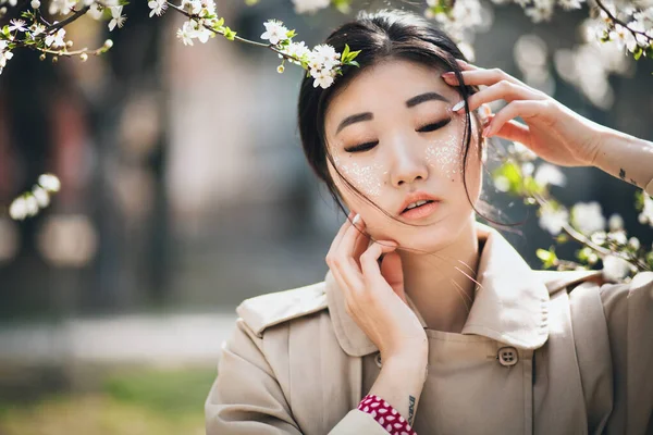 Außenporträt Einer Schönen Frau Mit Glänzendem Make Umgeben Von Kirschblüten — Stockfoto