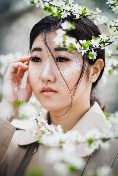 Зовнішній Портрет Красивої Жінки Блискучим Макіяжем Оточенні Вишневого Цвітіння — стокове фото