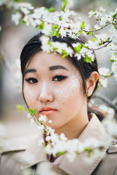 Außenporträt Einer Schönen Frau Mit Glänzendem Make Umgeben Von Kirschblüten — Stockfoto