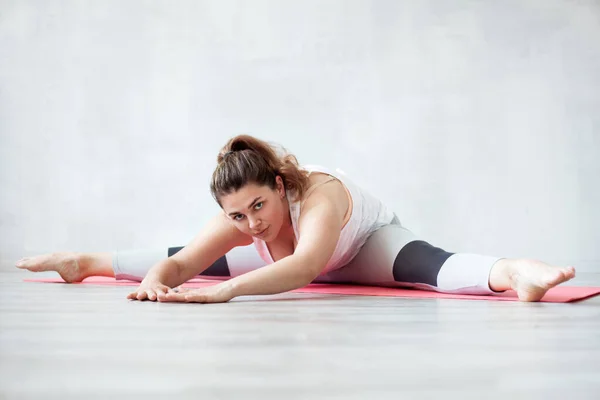 Belle Femme Faisant Des Exercices Étirement Yoga Sur Tapis — Photo