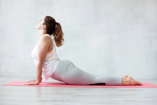 Mooie Vrouw Die Yoga Oefeningen Doet Een Mat Naar Boven — Stockfoto